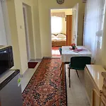 Opusztaszeri Mozes Vendeghaz * اوبوسزتاسزير