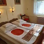 Opusztaszeri Mozes Vendeghaz * اوبوسزتاسزير