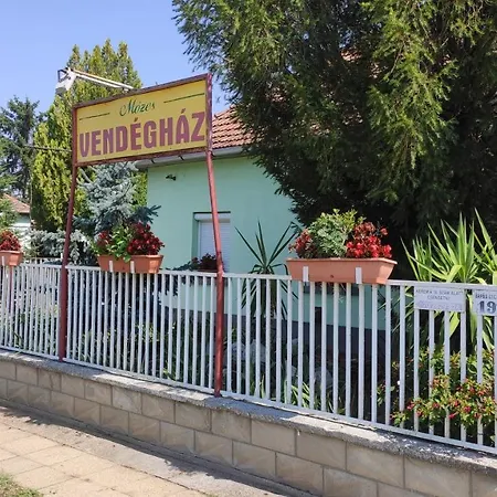 Gasthof Opusztaszeri Mozes Vendeghaz *